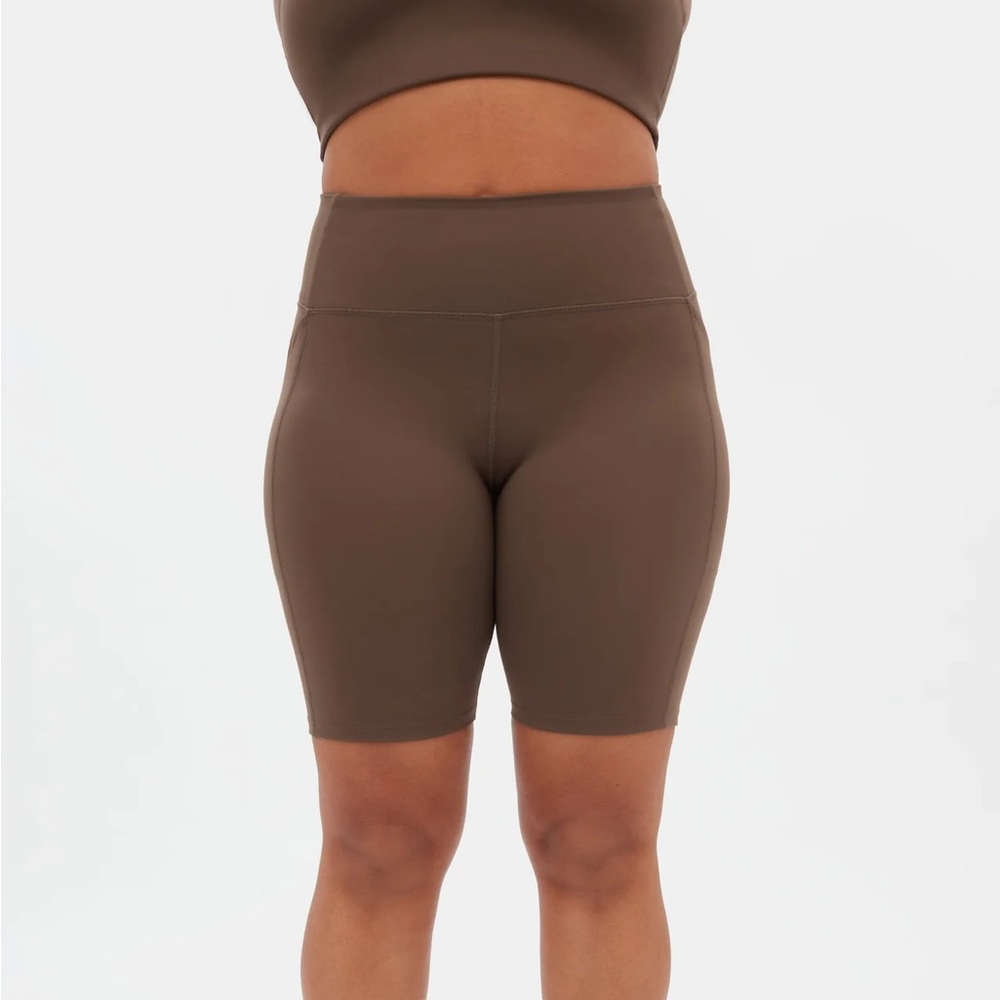 Café High-Rise Pocket Bike Short THE GIRLFRIEND COLLECTIVE